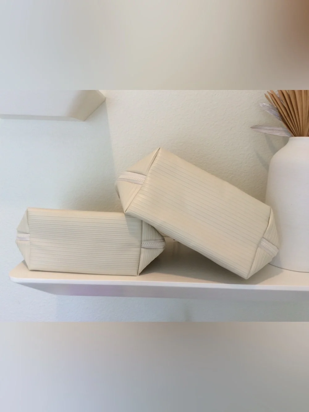 Standing Foldable Cosmetic Makeup Tioletry Travel Bag Set in Cream - Brand New!